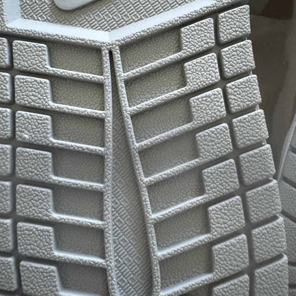 WMNS AIR JORDAN 1 MID SE 6. New W/tag - Picture 3 of 8